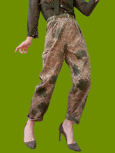 Charger l'image dans la galerie, Pantalon vintage Anasthasia - Velours côtelé fleuri kaki et marron. Taille M, 38, 40