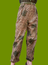 Charger l'image dans la galerie, Pantalon vintage Anasthasia - Velours côtelé fleuri kaki et marron. Taille M, 38, 40