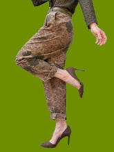 Charger l'image dans la galerie, Pantalon vintage Anasthasia - Velours côtelé fleuri kaki et marron. Taille M, 38, 40