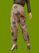 Charger l'image dans la galerie, Pantalon vintage Anasthasia - Velours côtelé fleuri kaki et marron. Taille M, 38, 40