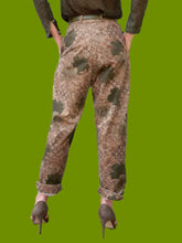 Charger l'image dans la galerie, Pantalon vintage Anasthasia - Velours côtelé fleuri kaki et marron. Taille M, 38, 40