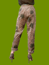 Charger l'image dans la galerie, Pantalon vintage Anasthasia - Velours côtelé fleuri kaki et marron. Taille M, 38, 40