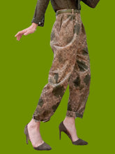 Charger l'image dans la galerie, Pantalon vintage Anasthasia - Velours côtelé fleuri kaki et marron. Taille M, 38, 40