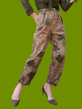 Charger l'image dans la galerie, Pantalon vintage Anasthasia - Velours côtelé fleuri kaki et marron. Taille M, 38, 40