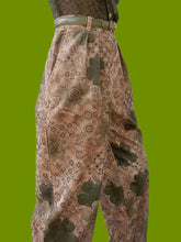 Charger l'image dans la galerie, Pantalon vintage Anasthasia - Velours côtelé fleuri kaki et marron. Taille M, 38, 40