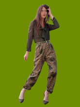 Charger l'image dans la galerie, Pantalon vintage Anasthasia - Velours côtelé fleuri kaki et marron. Taille M, 38, 40