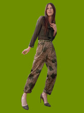 Charger l'image dans la galerie, Pantalon vintage Anasthasia - Velours côtelé fleuri kaki et marron. Taille M, 38, 40