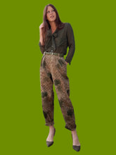 Charger l'image dans la galerie, Pantalon vintage Anasthasia - Velours côtelé fleuri kaki et marron. Taille M, 38, 40
