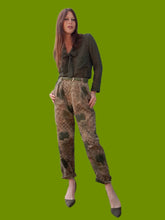 Charger l'image dans la galerie, Pantalon vintage Anasthasia - Velours côtelé fleuri kaki et marron. Taille M, 38, 40