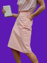 Charger l'image dans la galerie, Jupe crayon vintage Salomé - En coton rose et poches. Taille S, 36, 38. Grafity's Paris. Made in France.