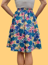 Charger l'image dans la galerie, Jupe vintage Emma - Coton fleuri bleu à poches. Taille XS, 34, 36. Maugin. Made in France.