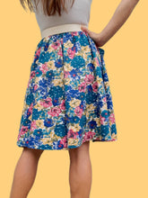 Charger l'image dans la galerie, Jupe vintage Emma - Coton fleuri bleu à poches. Taille XS, 34, 36. Maugin. Made in France.