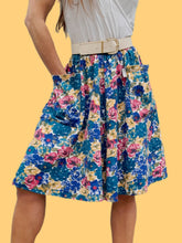 Charger l'image dans la galerie, Jupe vintage Emma - Coton fleuri bleu à poches. Taille XS, 34, 36. Maugin. Made in France.