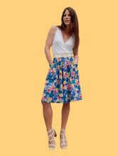 Charger l'image dans la galerie, Jupe vintage Emma - Coton fleuri bleu à poches. Taille XS, 34, 36. Maugin. Made in France.