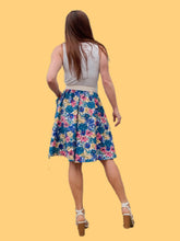 Charger l'image dans la galerie, Jupe vintage Emma - Coton fleuri bleu à poches. Taille XS, 34, 36. Maugin. Made in France.