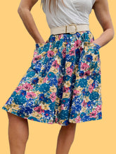 Charger l'image dans la galerie, Jupe vintage Emma - Coton fleuri bleu à poches. Taille XS, 34, 36. Maugin. Made in France.