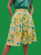 Charger l'image dans la galerie, Jupe vintage Caroline - Fleurie jaune boutonnée devant. Taille S, 36, 38. DM Paris.