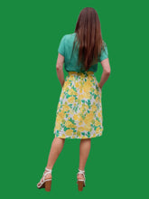 Charger l'image dans la galerie, Jupe vintage Caroline - Fleurie jaune boutonnée devant. Taille S, 36, 38. DM Paris.