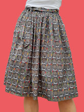 Charger l'image dans la galerie, Jupe vintage Claudia - Imprimé pois et visages Africains. Taille XS, 34, 36. Cacharel. Made in France.