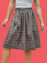 Charger l'image dans la galerie, Jupe vintage Claudia - Imprimé pois et visages Africains. Taille XS, 34, 36. Cacharel. Made in France.