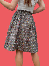 Charger l'image dans la galerie, Jupe vintage Claudia - Imprimé pois et visages Africains. Taille XS, 34, 36. Cacharel. Made in France.