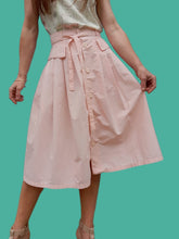 Charger l'image dans la galerie, Jupe vintage Astrid - Toute boutonnée en coton rose. Taille S, 36, 38. Miss Helen. Made in Italy