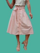 Charger l'image dans la galerie, Jupe vintage Astrid - Toute boutonnée en coton rose. Taille S, 36, 38. Miss Helen. Made in Italy