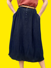 Charger l'image dans la galerie, Jupe vintage Marlène - En crêpe bleue marine. Taille L, 40, 42. Canda.