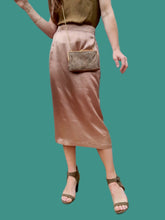 Charger l'image dans la galerie, Jupe vintage Lara - Satin vieux rose. Mi-longue. Taille M, 38, 40. Made in France.