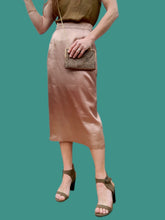 Charger l'image dans la galerie, Jupe vintage Lara - Satin vieux rose. Mi-longue. Taille M, 38, 40. Made in France.