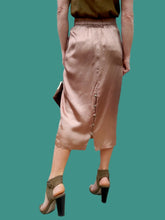 Charger l'image dans la galerie, Jupe vintage Lara - Satin vieux rose. Mi-longue. Taille M, 38, 40. Made in France.