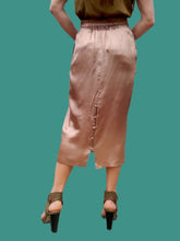 Charger l'image dans la galerie, Jupe vintage Lara - Satin vieux rose. Mi-longue. Taille M, 38, 40. Made in France.