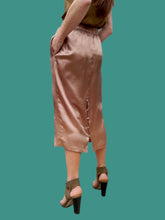 Charger l'image dans la galerie, Jupe vintage Lara - Satin vieux rose. Mi-longue. Taille M, 38, 40. Made in France.