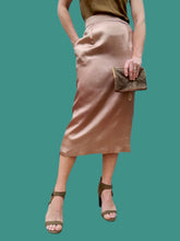 Charger l'image dans la galerie, Jupe vintage Lara - Satin vieux rose. Mi-longue. Taille M, 38, 40. Made in France.