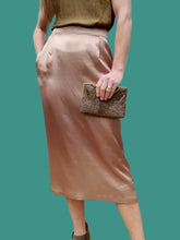 Charger l'image dans la galerie, Jupe vintage Lara - Satin vieux rose. Mi-longue. Taille M, 38, 40. Made in France.