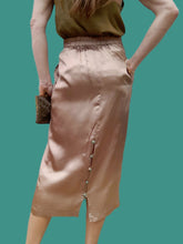 Charger l'image dans la galerie, Jupe vintage Lara - Satin vieux rose. Mi-longue. Taille M, 38, 40. Made in France.