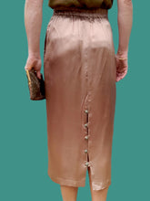 Charger l'image dans la galerie, Jupe vintage Lara - Satin vieux rose. Mi-longue. Taille M, 38, 40. Made in France.