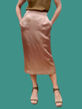 Charger l'image dans la galerie, Jupe vintage Lara - Satin vieux rose. Mi-longue. Taille M, 38, 40. Made in France.