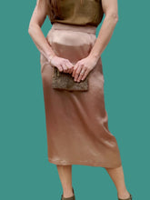 Charger l'image dans la galerie, Jupe vintage Lara - Satin vieux rose. Mi-longue. Taille M, 38, 40. Made in France.