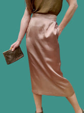 Charger l'image dans la galerie, Jupe vintage Lara - Satin vieux rose. Mi-longue. Taille M, 38, 40. Made in France.