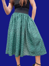 Charger l'image dans la galerie, Jupe plissée vintage Aimée - Vert émeraude, boutonnée et graphique. Taille XS, 34, 36. Promod. Made in France.