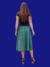 Charger l'image dans la galerie, Jupe plissée vintage Aimée - Vert émeraude, boutonnée et graphique. Taille XS, 34, 36. Promod. Made in France.