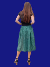 Charger l'image dans la galerie, Jupe plissée vintage Aimée - Vert émeraude, boutonnée et graphique. Taille XS, 34, 36. Promod. Made in France.