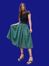 Charger l'image dans la galerie, Jupe plissée vintage Aimée - Vert émeraude, boutonnée et graphique. Taille XS, 34, 36. Promod. Made in France.