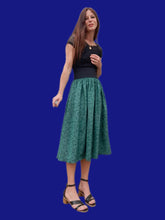 Charger l'image dans la galerie, Jupe plissée vintage Aimée - Vert émeraude, boutonnée et graphique. Taille XS, 34, 36. Promod. Made in France.