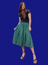 Charger l'image dans la galerie, Jupe plissée vintage Aimée - Vert émeraude, boutonnée et graphique. Taille XS, 34, 36. Promod. Made in France.