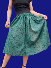 Charger l'image dans la galerie, Jupe plissée vintage Aimée - Vert émeraude, boutonnée et graphique. Taille XS, 34, 36. Promod. Made in France.