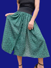 Charger l'image dans la galerie, Jupe plissée vintage Aimée - Vert émeraude, boutonnée et graphique. Taille XS, 34, 36. Promod. Made in France.