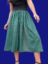 Charger l'image dans la galerie, Jupe plissée vintage Aimée - Vert émeraude, boutonnée et graphique. Taille XS, 34, 36. Promod. Made in France.