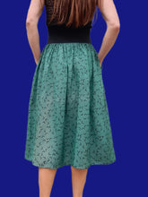 Charger l'image dans la galerie, Jupe plissée vintage Aimée - Vert émeraude, boutonnée et graphique. Taille XS, 34, 36. Promod. Made in France.